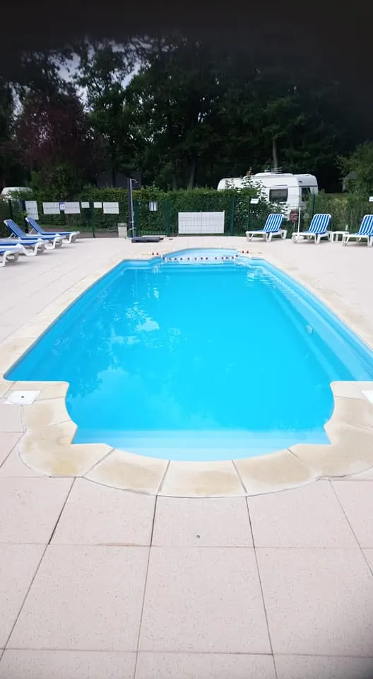 Piscina climatizada a 28°C del camping