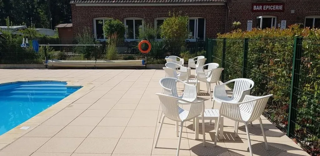 Parcelas amplias camping familiar Hauts-de-France