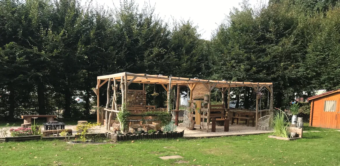 Vue de l'espace Pergola – camping Le Mont des Bruyères
