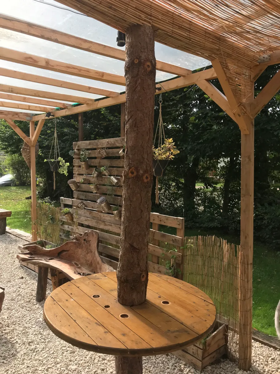 Mobilier confortable sous la Pergola